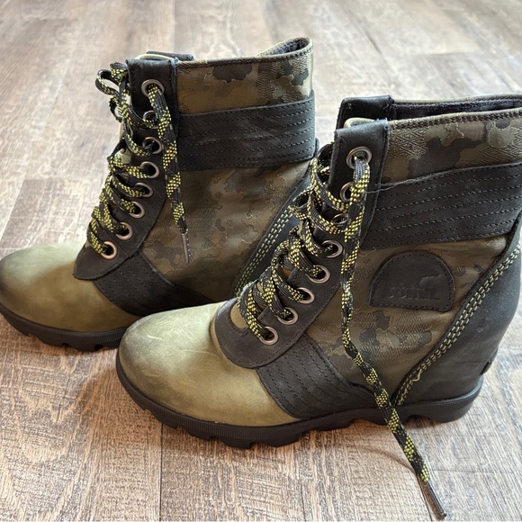 Sorel Green and Black Combat Moto Boots with Lace-Up Design - Picture 1 of 7